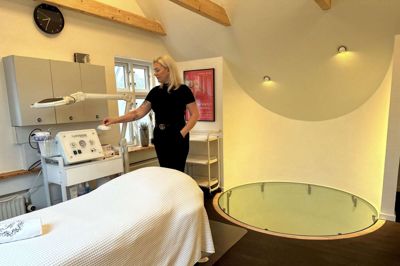 Regina Kristensen løfter låget til den varme voks i sin nye klinik, hvor hun nu har fået meget bedre plads. Den ligger på førstesalen af Nørregade 1 i Stoholm, hvor Butik Bente sammen med optiker Per Juel optager pladsen nedenunder. Der er indgang til Reginas RK Wellness & Beauty gennem Butik Bente, men har man en tidlig aftale, kan man benytte bagindgangen.