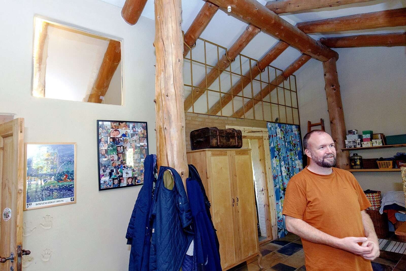 I bryggerset har familien Høj Jensen givet sønnen Ask lidt privatliv ved at mure op til kip kun afbrudt af et højt vindue, mens partiet med sammensvejsede staldvinduer øverst til højre er lysindfaldet til badeværelset.