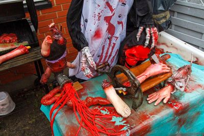 Slagtehuset med en dukke på vej ned i kødhakkeren er en del af den spektakulære halloween-pynt i Trine Barslevs have i Mønsted.