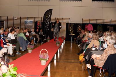 Efterårets modeshow fra Cirkelines er ikke blevet mindre populært gennem 10 år, da Line Larsson igen var i stand til at fylde Løgstrup Hallen med tøj og gæster. Privatfoto