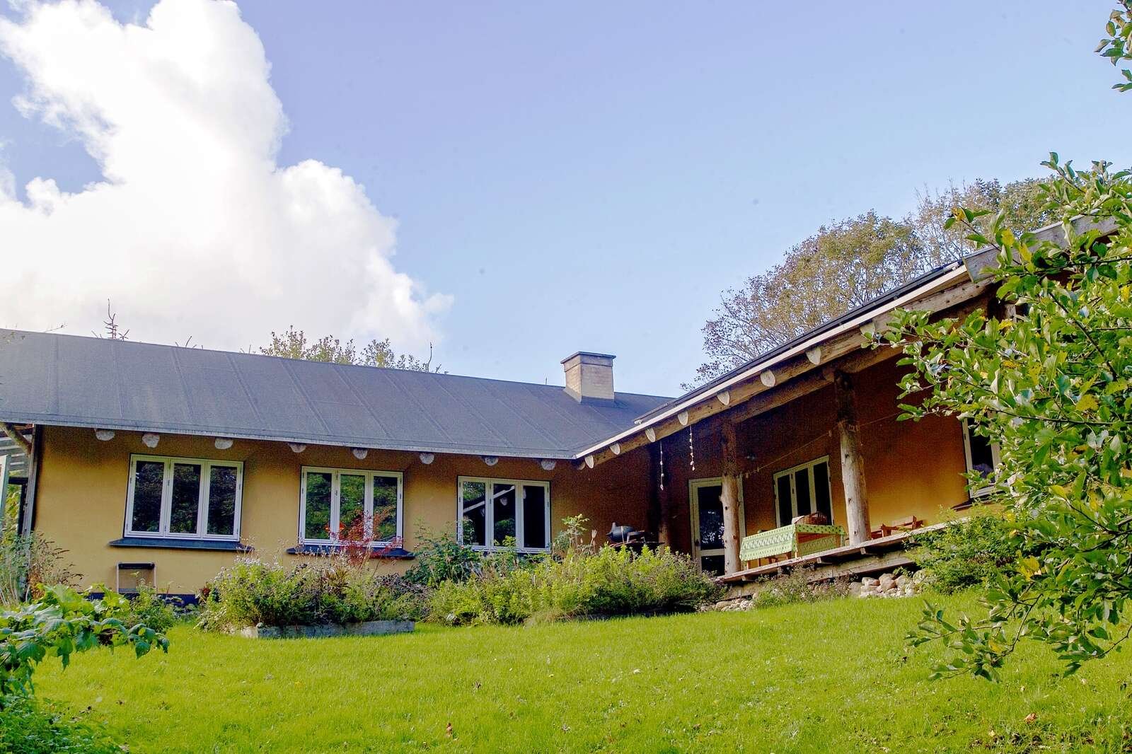 Det syner af mere, men indvendigt er halmhuset blot 125 kvadratmeter stort. I enden af fløjen til højre er der dog en garage, som ikke bliver brugt, så den vil snart blive inddraget til et værelse. Og så er der kun en ting at gøre for at lave en dør derind til: Frem med motorsaven. Der er ikke bindemiddel i halmballerne, så mor Britt er lidt nervøs for, hvad der sker, når man klipper snorene. Far Martin tror dog, at det hele har sat sig så godt, at det ikke betyder noget.