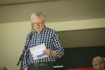 Olav Nørgaard er landsformand for Hospice Forum Danmark og også dyrlæge fra Hald i Nordfjends. Han ses her på scenen i Skive Anlæg under en tale på Grundlovsdag. havde dyrlægen fra Hald ikke haft svært ved at finde noget at holde tale om til Skive Venstres grundlovsmøde i Skive Anlæg. Foto: Steen Don