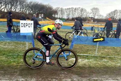 Palle Bang kørte sit første cykelcrossløb i sæsonen 2012/2013. Søndag kører han sit sidste løb for Herre Elite, inden han overgår til kategorien H40. Det sker til DM her i Lånum, som han selv er med til at arrangere for Skive Cykle Klub.