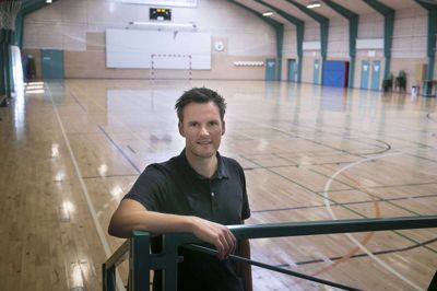 Morten Riisgaard er fra den 1. januar 2024 ansat som centerleder i Stoholm Fritids- og Kulturcenter, hvor han her er fotograferet i Hal 2 under sin tidligere ansættelse samme sted indtil juli 2019, hvor han blev afløst af Claus Navntoft-Pedersen.Foto: Steen Don