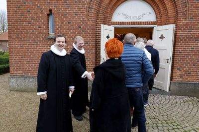 Den 13. november 2022 var Sparkær Kirke fyldt, da den nye præst stod klar til at hilse på sine nye sognebørn. Da havde han dog allerede boet i præsteboligen i Sparkær gennem halvanden måned, så han kendte allerede mange af ansigterne. Arkivfoto: Lindy Jørgensen