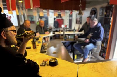Den 31. december 2023 klokken 15 kunne Gert Johansen (i baren) hilse af med de sidste stamgæster på Tanken i Stoholm og dreje nøglen om for sidste gang.