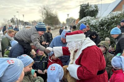 Perronen plejer at være tætpakket, når julemanden ankommer med toget til juleoptog i Stoholm.