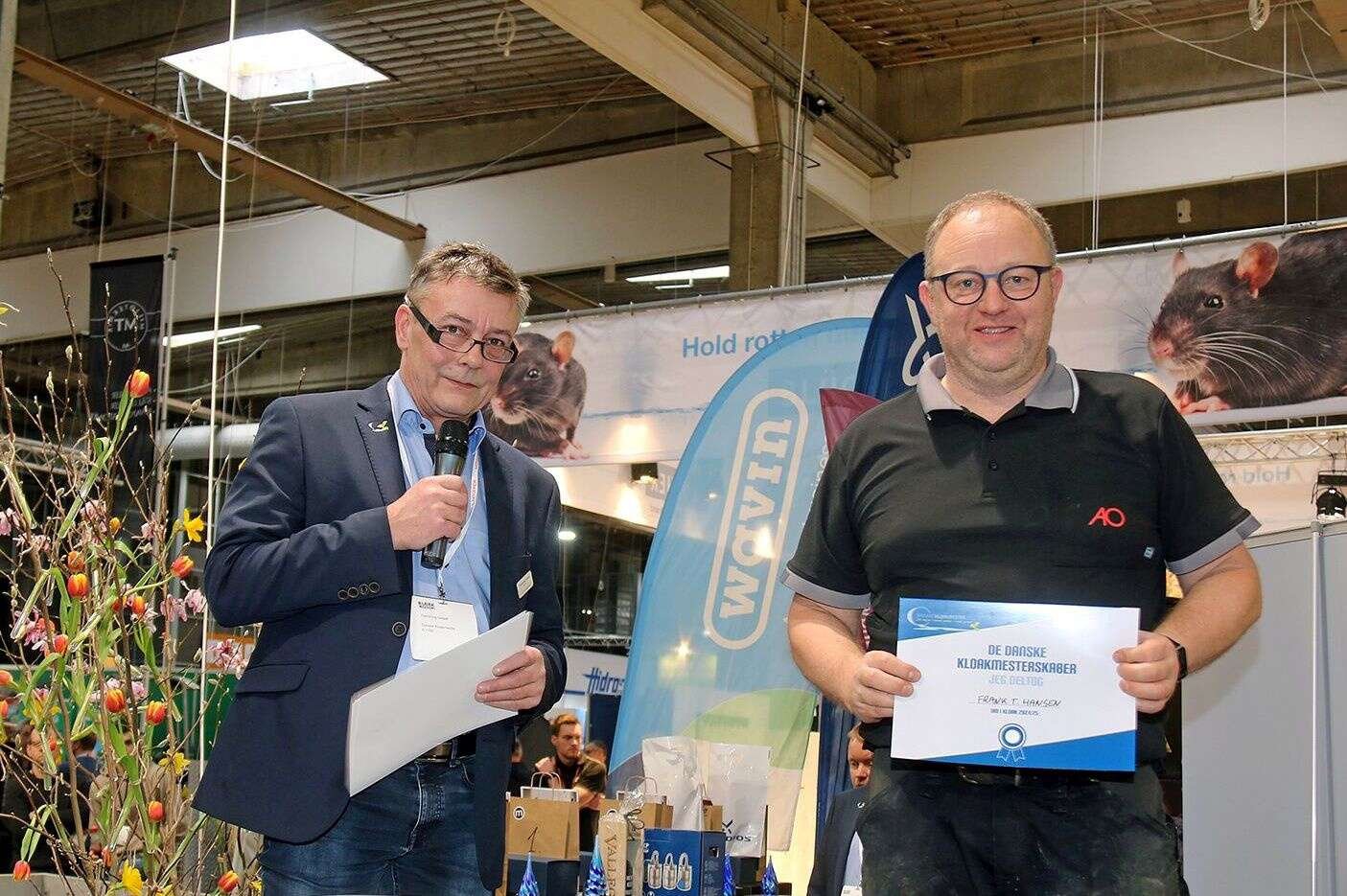 Frank Thorup Hansen fra Løgstrup blev nummer fem til DM i kloak og ses her sammen med formand for brancheforeningen Danske Kloakmestre Flemming Geipel efter at have fået overrakt sit diplom for deltagelsen. PR-foto