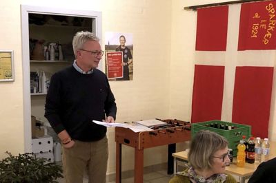 Til Sparkær IF´s generalforsamling var Johnny Krogh Hansen, formand for DBU Jylland Region 2, på pletten med et indlæg om idrætsforeningers betydning i de små samfund. I forgrunden er det kasserer i Sparkær IF Karen Ladefoged. Privatfoto