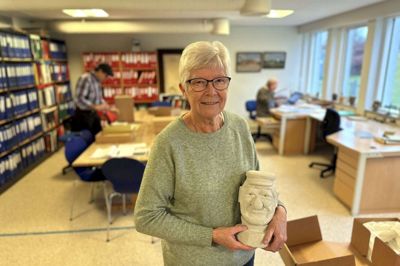Ruth Meller Sørensen er arkivleder på Æ Fjandboarkiv i Stoholm. I favnen holder hun et selvportræt af vagabonden Stille Fritz, der også havde en kunstner i sig. Han døde i 1990 og ligger begravet på Mønsted Kirkegård. Til arkivets 50-års jubilæum laver man en særudstilling om og af Stille Fritz.