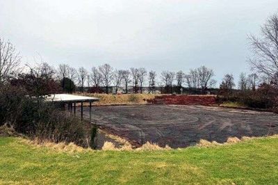 Sådan er udsigten p.t. fra parkeringspladsen ved Stoholm Fritids- og Kulturcenter, inden det sidste arbejde med at etablere to padelbaner på arealet pågår fra uge 10. Privatfoto