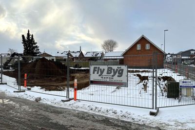 Her på pladsen i Østergade i Stoholm skyder snart en ny ejendom med seks lejligheder op med udvidet hensyn til særligt ældre beboere. Bygherren er Fly Byg, der for første gang kaster sig over udlejningsejendom som projekt.