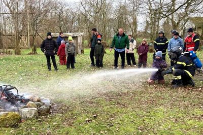 De har haft større opgaver hos Midtjysk Brand & Redning Station Stoholm, men ikke desto mindre var udrykningen godt givet ud, da børn fra FDF Stoholm fik lov at hjælpe med at slukke en brand. Privatfoto