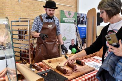 Michael Søndergaard fra Stoholm Slagter svang hjemmevant kniven over en række smagsprøver fra eget spegepølselaboratorie, og der var vanen tro stor travlhed i pølsefabrikken.