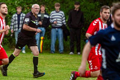 78-årige Klaudi Sigaard er i god form og kan stadig følge med til at dømme kampe i serie 5, old boys og ungdomsrækkerne. Han nåede at dømme i serie 1, inden han faldt for aldersgrænsen som 45-årig. I alt er det nu blevet til 4000 kampe gennem 47 år.