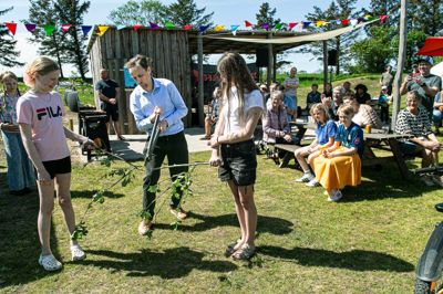 Da Fly Eventyrhave i maj 2024 officielt blev indviet efter fem års arbejde, skete det med hækkeklip. Formand for Kultur- og Fritidsudvalget Mads Panny (S) blev nemlig ikke som vanligt udstyret med en saks til en rød snor, men derimod med en hækkesaks til en bøgegren. Fra sankthansaften bliver der med »Magiske myter« endnu mere at fornøje sig med i forlystelseshaven.