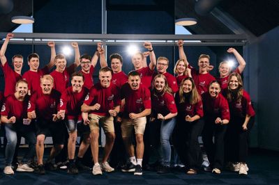 Her ses det samlede, danske landshold til WorldSkills i Lyon 2024 med landbrugsmaskinmekaniker Birgitte Bruunsgaard Jacobsen fra Sjørup Group A/S som nummer to fra venstre i nederste række. Foto: SkillsDenmark