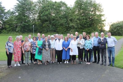 Den årgang, der forlod Stoholm Skole i 1984, har for nylig været samlet til 40-års jubilæum, og til spisningen om aftenen var de 28 samlet på vandrerhjemmet. Fra venstre er det Charlotte Bundgaard Kjeldsen, Randi Lang Handskemager, Erik Rasmussen, Lene Søndergaard Riis, Jens Odgaard, Gitte Stenz Kristensen, Lene Storeide, Peter Gaun, Søren Mogensen, Lone Kjeldsen, Frans Dahl, Hanne Pedersen, Nynne Hedegaard Hinnerup, Christian Nørskov Lundgård, Lisbet Poulsen, Inger Jensen, Anita Krarup Pedersen, Henrik Thomsen, Tonny Karlsen, Kirsten Jacobsen Bæk, Ole Øster Madsen, Lenette Lauritsen, Jan Schmidt, Helle Stenz Lundgård, Jan Olsen, Thomas Vive Larsen, Thorben Olsen og Kjeld Larsen. Privatfoto