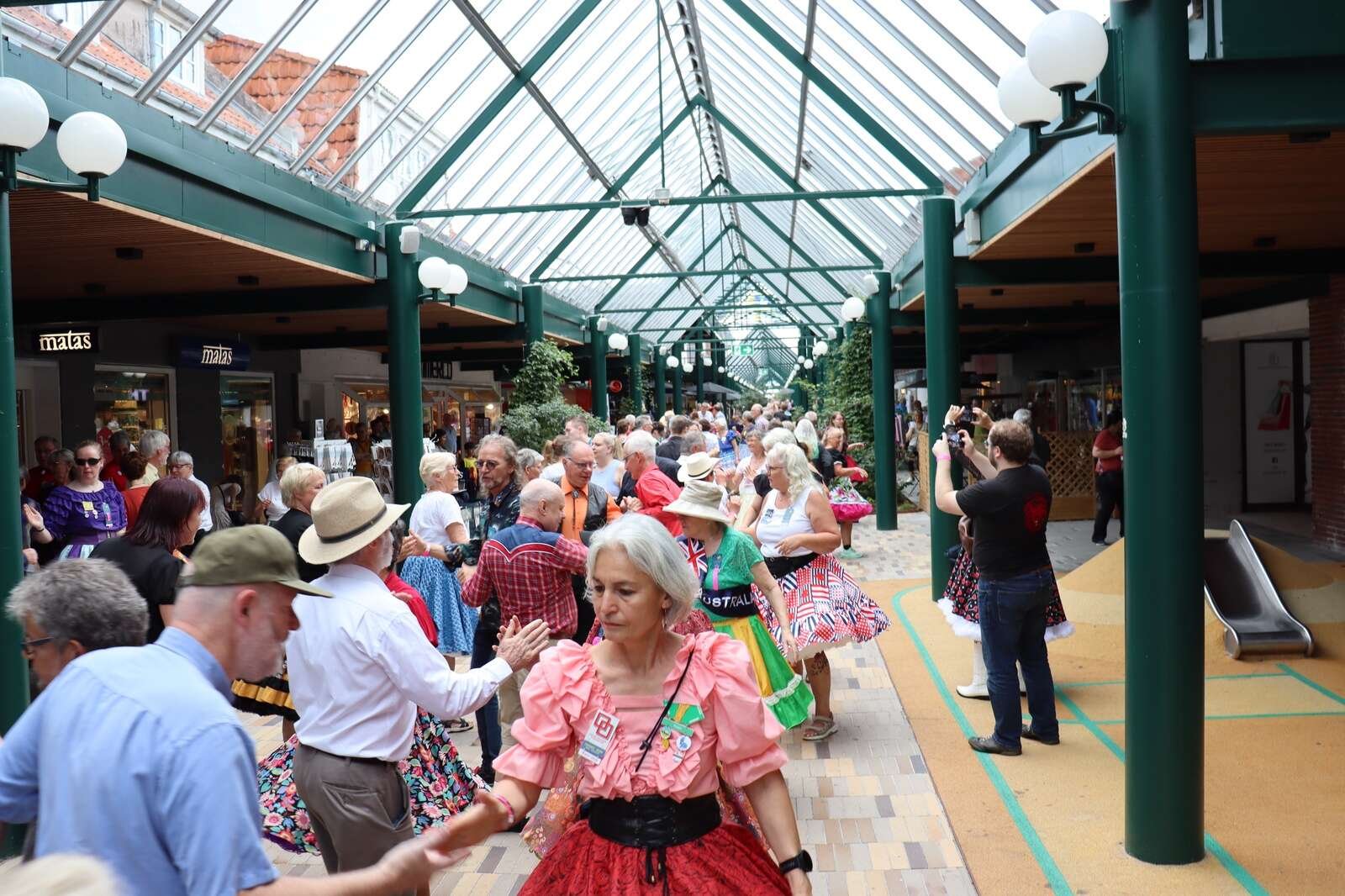 Fra den ene ende af Strøgcentret til den anden var Rådhusarkaden i Ikast lørdag fyldt med glade squaredansere fra hele verden.