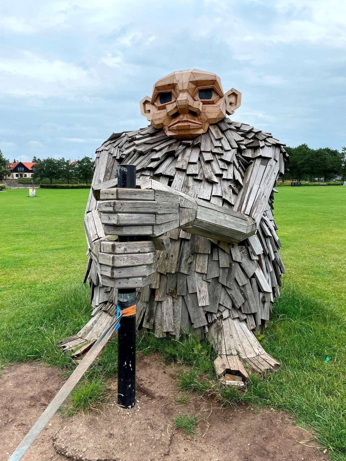 Kunstner Thomas Dambo er verdensberømt for sine giganttrolde i genbrugstræ. Her er det trolden Troels, der sidder på en plet i Horsens. Foto: Laila Kempel
