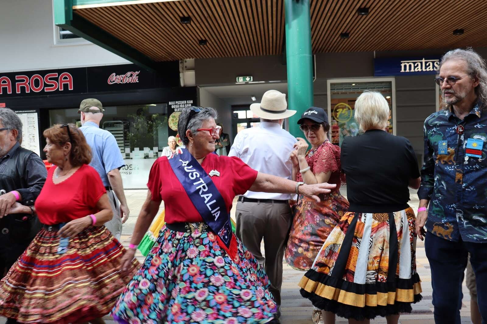 En gruppe australiere kendte i forvejen til hinanden og havde aftalt at mødes til det store europæiske convention i Ikast, men de var fra vidt forskellige steder »Down Under«. Bev Casey her med det blå bånd var kommet fra Melbourne i syd, mens der også var deltagere fra både Sydney i øst og Perth i vest.