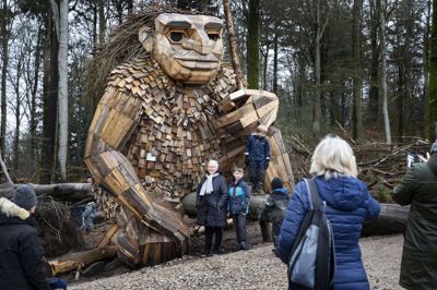 Kunstner Thomas Dambo er verdensberømt for sine giganttrolde i genbrugstræ. Her er det trolden »Stærke Storm«, der fandt et hjem i en skov ved Silkeborg. Arkivfoto: Martin Ballund