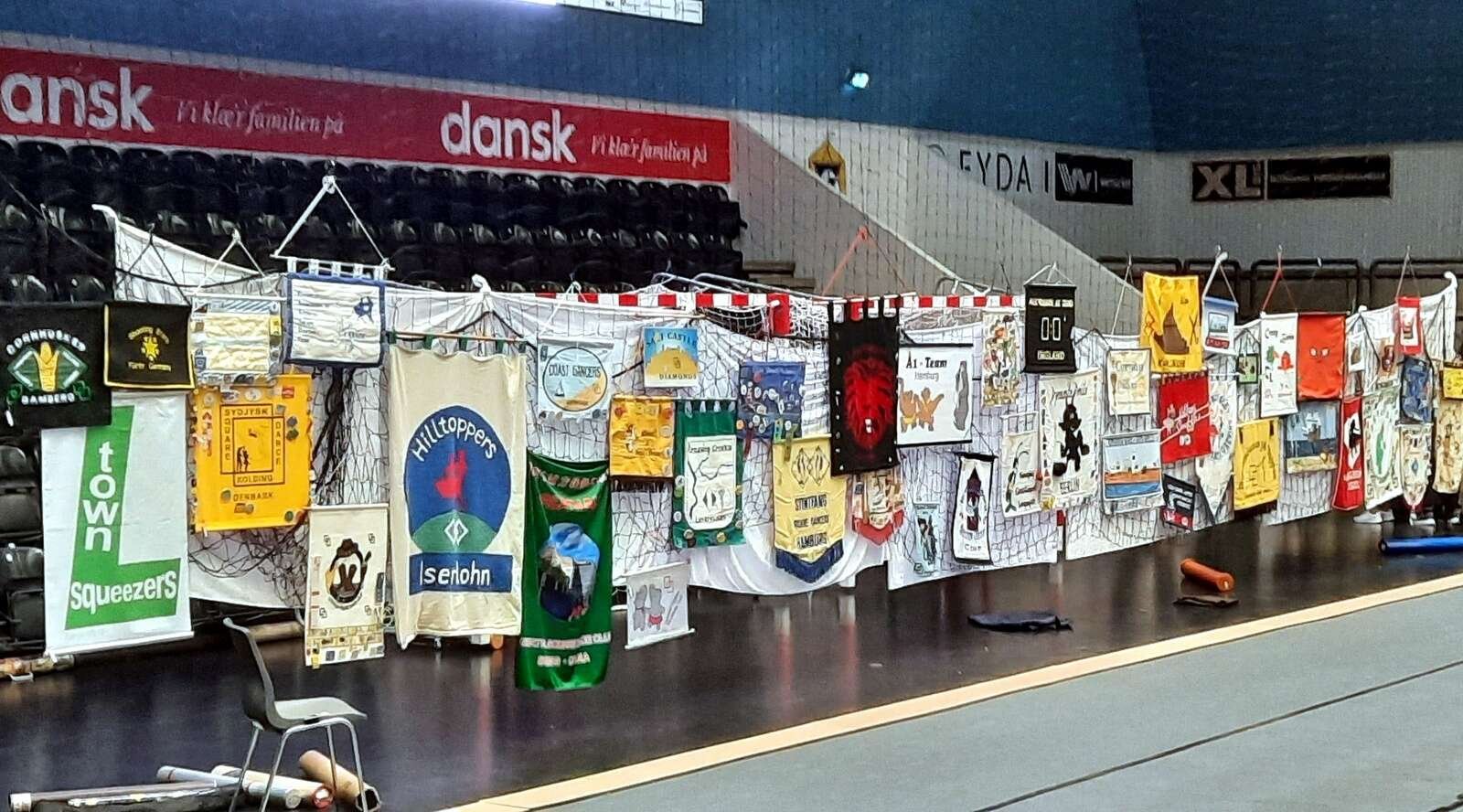 Mange dansere havde medbragt deres klubbannere hjemmefra. Privatfoto