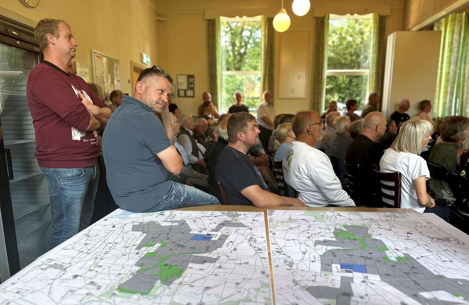 Det var tæt i forsamlingshuset »Livsnerven« i Kjeldbjerg, da BioCirc og Viborg Kommune afholdt det sidste planlagte orienteringsmøde om Energipark Iglsø. Som det var tilfældet ved et møde i Stoholm i foråret, kom der dobbelt så mange, som der var stillet stole frem til, og i Kjeldbjerg endte mange med at stå helt ude i gangen for at kunne få vejret.