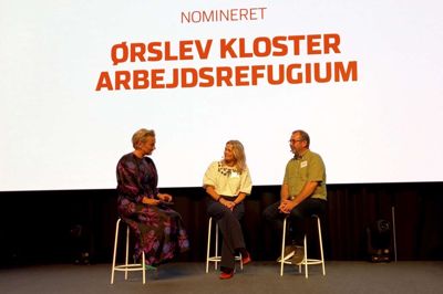 Under uddelingen af årets Renover priser 2024 interviewer Ane Cortzen (tv) Janne Fruergaard Keyes fra Ørslev Kloster Arbejdsrefugium og det store renoveringsprojekts pladsformand, Flemming Thybo fra Ginnerup A/S. Privatfoto