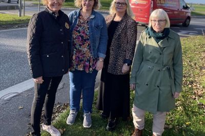 På billedet er det fra venstre Mette Nielsen, Rikke Cramer Christiansen, Marianne Aaris Andersen og Birthe Harritz ved rundkørslen i Frederiks. Privatfoto