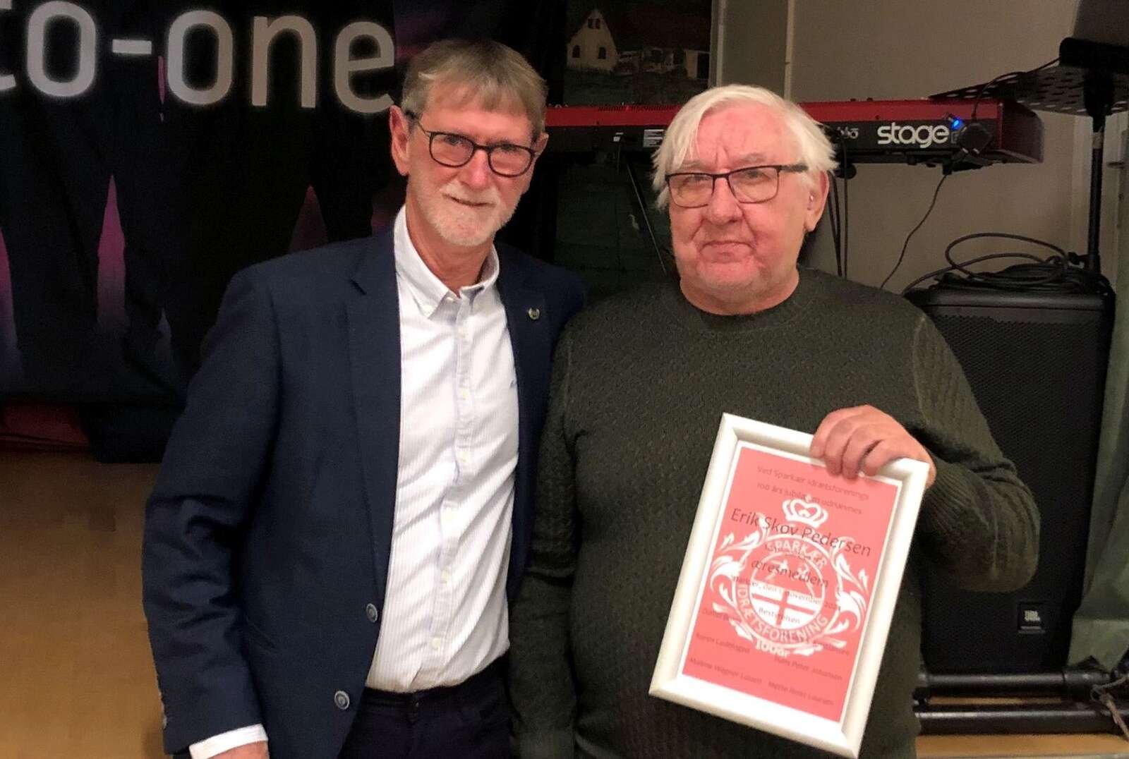 Formand Hans Peter Johansen sammen med Erik Skov Pedersen, der blev udnævnt til æresmedlem af Sparkær IF under den store fest, der markerede afslutningen på klubbens 100-års jubilæum.