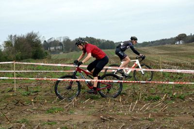 Skive Cykle Klub er i weekenden 16.-17. november tilbage i Lånum, hvor sportspladsen byder på ideelle forhold til cykelcross med flere forskellige slags underlag og niveauforskydninger i terrænet. Arkivfoto: Henrik Bagge