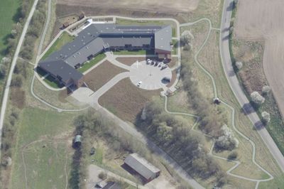 Udvidelsen af Løgstrup Friplejehjem er på vej ud mod den runde parkeringsplads. Illustration: Atra Arkitekter