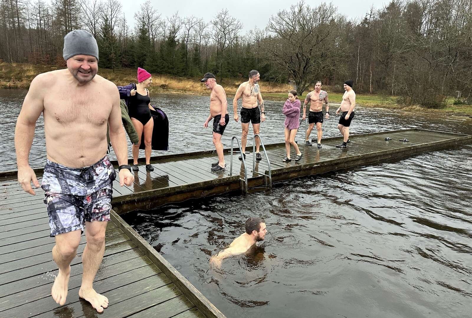 Hans Peter Fly Løhr havde oprettet begivenheden »Nytårsbadning i Birkesø« på facebook. Det tilbud tog ikke ret mange imod i det ugæstfrie vejr, men den meget aktive ildsjæl fra Stoholm Borgerforening fandt alligevel anledning til at glæde sig. Han er nemlig med i den gruppe, der arbejder på at skaffe en fast sauna til Birkesø, og det arbejde skrider godt og hurtigt frem, kunne han afsløre.