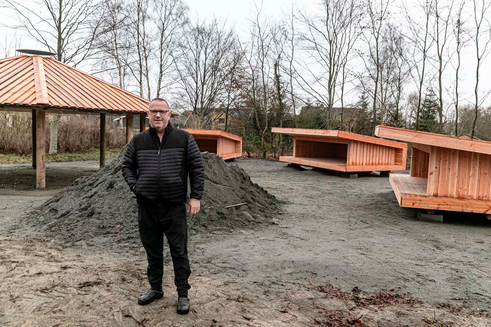 Jørgen Jeppesen fra Ørum Kultur- og Landsbyforening bor selv nabo til Ørum Fælled, som har fået grillhytte, tre shelters og autocamperplads til fire. Det gør Ørum Fælled kvalificeret til at komme med i en app og andre platforme, der kortlægger landets overnatningsmuligheder for folk på farten.