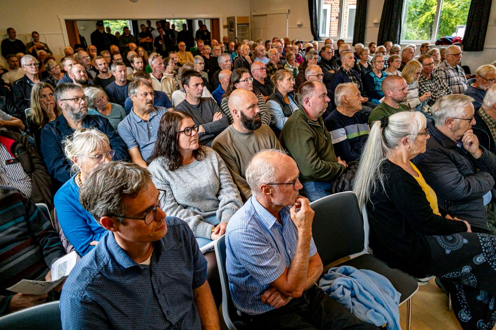 »Vi siger klart, højt og tydeligt nej til de energiparker, der skænder, splitter og ødelægger vores skønne landdistrikter,« lyder budskabet blandt andet fra arrangørerne bag »Nej tak til store energiparker i Viborg Kommune!«. Den har blandt talerne Grethe Ulstrup (til højre med hestehalen), Stoholm, der her ses på et borgermøde om VE-projektet ved Rævind Bæk mellem Gammelstrup og Sparkær.