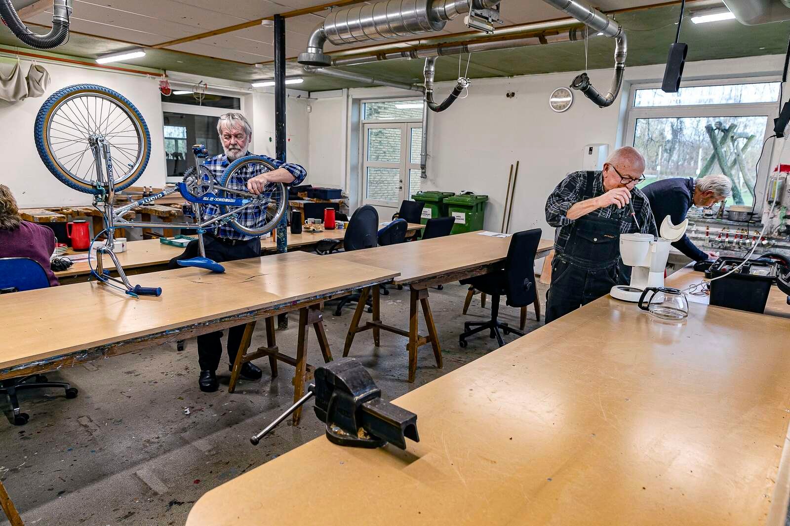 En gruppe ildsjæle fra Projektet »Bæredygtige Nordfjends 2040« har startet Repair Cafe hver onsdag klokken 15-18. De holder til i kælderen under Ørslevkloster Børneunivers, hvor de er op imod 15 frivillige, hvis de er fuldtallige.