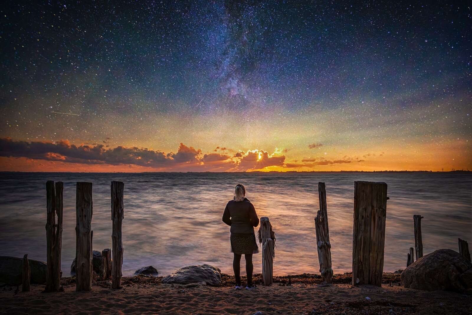Leif Løndal fik tredjepladsen for et smukt og intimt billede fra en tur på stranden med sin hustru. Øjeblikket, som blev foreviget med stor følsomhed, havde både romantik og en stille æstetik, der imponerede dommerne.