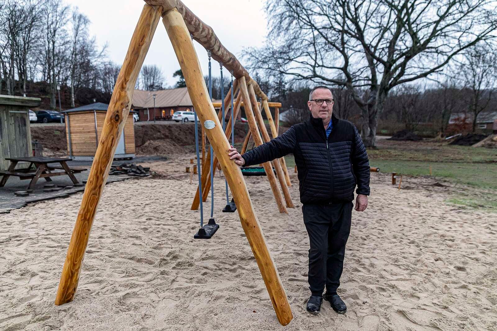 Jørgen Jeppesen har taget opstilling på legepladsen lavet i . Bag ham vil der blive anlagt en sti med en trappe op til det ottekantede forsamlingshus i baggrunden, så hele Ørum Fælled på den måde kommer til at hænge sammen.