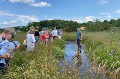 Keld Schrøder-Thomsen fra Natur og Vand i Viborg Kommune var projektleder på etableringen af det nye vådområde ved Daugbjerg, og han guidede omkring et halvt hundrede interesserede borgere rundt i det nye terræn ved indvielsen den 18. juni 2023. Arkivfoto: Anne Kirstine Hansen