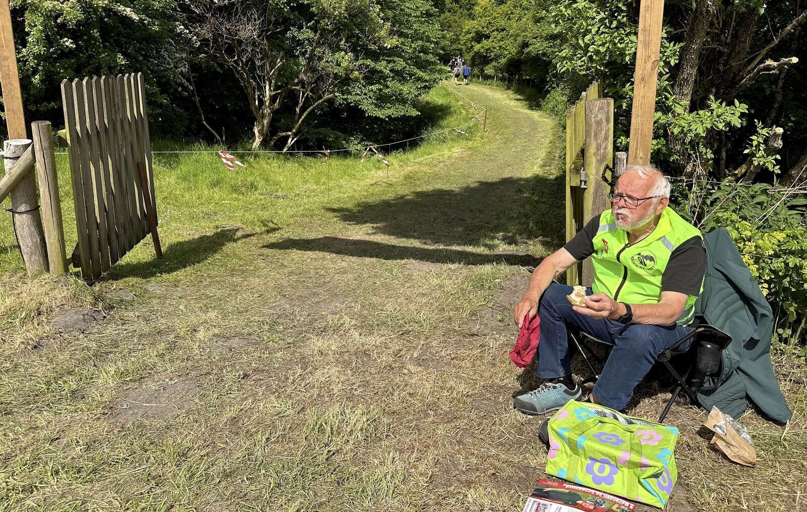 Kalkmineløbet har flere end 250 glade frivillige i gang. Her er det Kristian Jønsson, der ved frokosttid nyder den goodiebag med ene gode sager, som Østfjendshallens kantine havde stået for at samle. Foto: Henrik Bagge