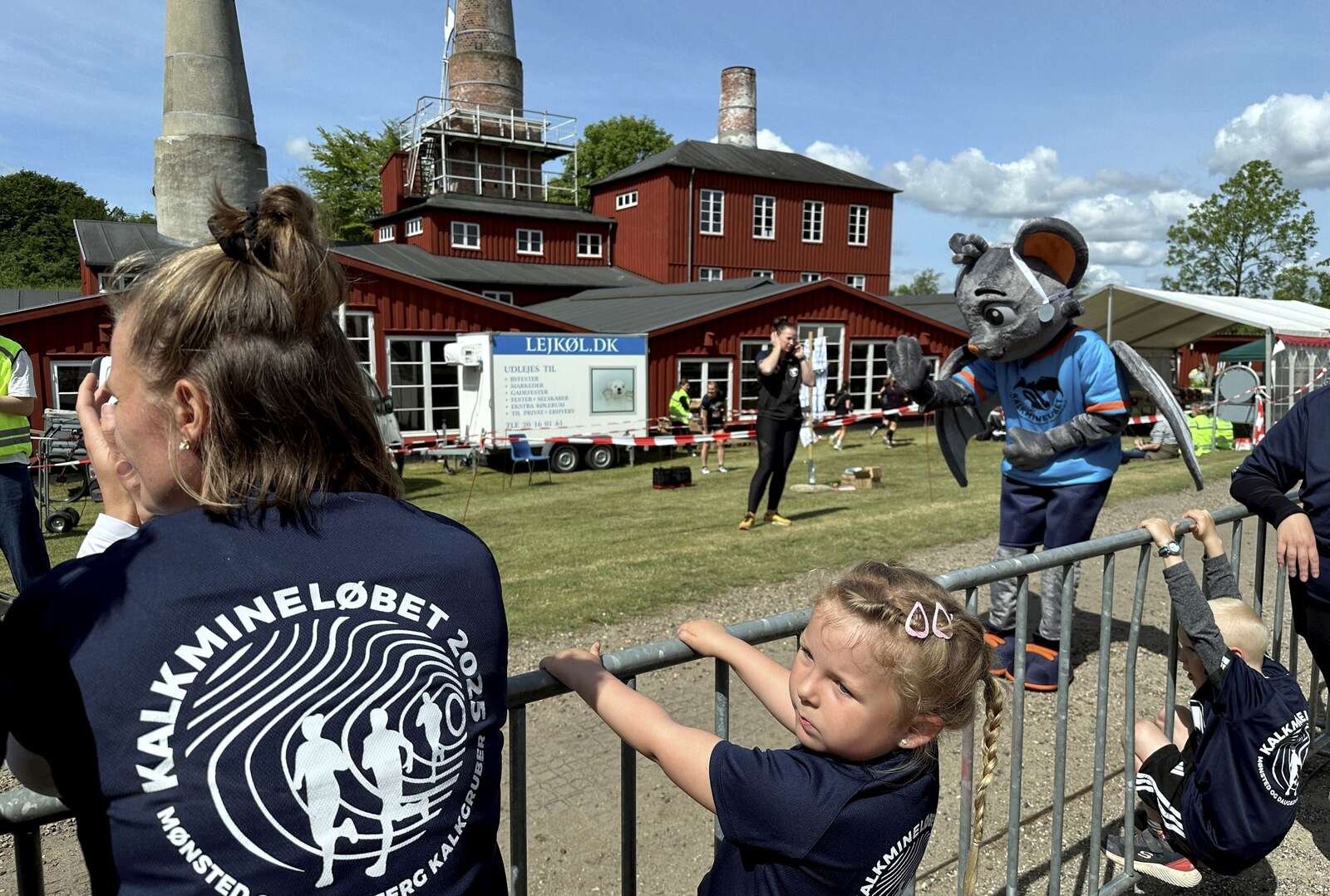 Kalkmineløbet er i høj grad en begivenhed for hele familien, og sidste år kunne man præsentere løbets helt egen mascot, Razmus, som i start-/målområdet var særdeles gavmild med high fives. Foto: Henrik Bagge