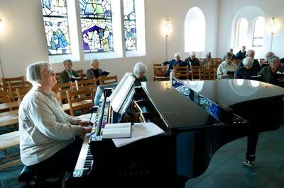 Organist Gitte Preussler slog tonen an til en hyggelig formiddag.
