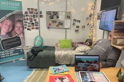 Hestlund Efterskole havde på deres messestand indrettet et helt værelse for at give et billede af den hverdag, de tilbyder unge mennesker.