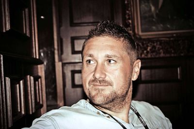 Han har været med i X Factor, men det var i et andet tv-show, »Scenen er din«, at en ung Marius Grønkjær i 2006 fik sit gennembrud, da han med blandt andre Bent Fabricius-Bjerre og Etta Cameron som dommere opnåede en flot andenplads på baggrund af sin store og udtryksfulde stemme. Fredag den 29. maj optræder han på torvet i Vinderup til Open by Night.