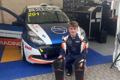 Lokale Lucas Kent nappede to førstepladser og dermed disse to trofæer på Ring Djursland i weekenden. Det skete i hans Renault Clio med støtte fra Sally Racing.