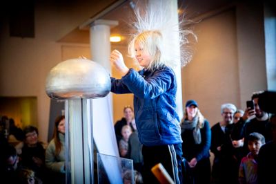 Energimuseet er åbnet efter at have sikret økonomi til driften i de kommende år. Sommerferien byder på nye og velkendte aktivtiteter, blandt andet højt hår-show med den nye, kraftige Van de Graaff-generator og lynshowet med den nye Tesla-spoler.