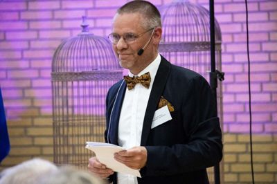 Tim Sølyst er projektleder ved Frivillig uden Grænser, som nu inviterer til fællessang. Her ses han som vært ved sidste års Frivilligfejring.