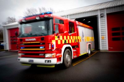 25 brandfolk var onsdag aften med til at slukke en brand ved Ry. Årsagen var en ukrudtsbrænder.