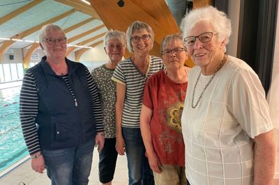Frivillig-gruppen der nu har lukket ned for Vinderup Handicap- og Pensionistsvømning: Fra venstre i billedet Anette Dürr, 72 år, Kate Kruse, 78 år, Kirsten Bendtsen, 78 år, Klara Nielsen, 84 år og Birthe Wernberg-Møller, 88 år. Foto: Jan la Cour